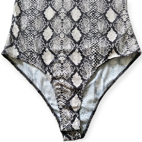 🔥5 FOR $25🔥Caution To The Wind Snakeskin Sleeveless Bodysuit, Size Small - Picture 6 of 12